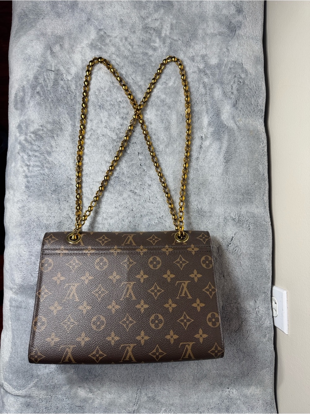 Louis Vuitton Victoire Monogram Red Chain Shoulder Bag - Picture 4 of 13